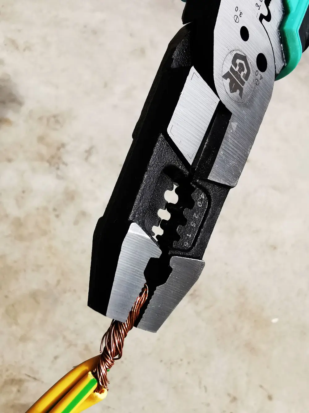 Combination pliers twisting electrical wires. High leverage design, low MOQ, OEM orders welcome.