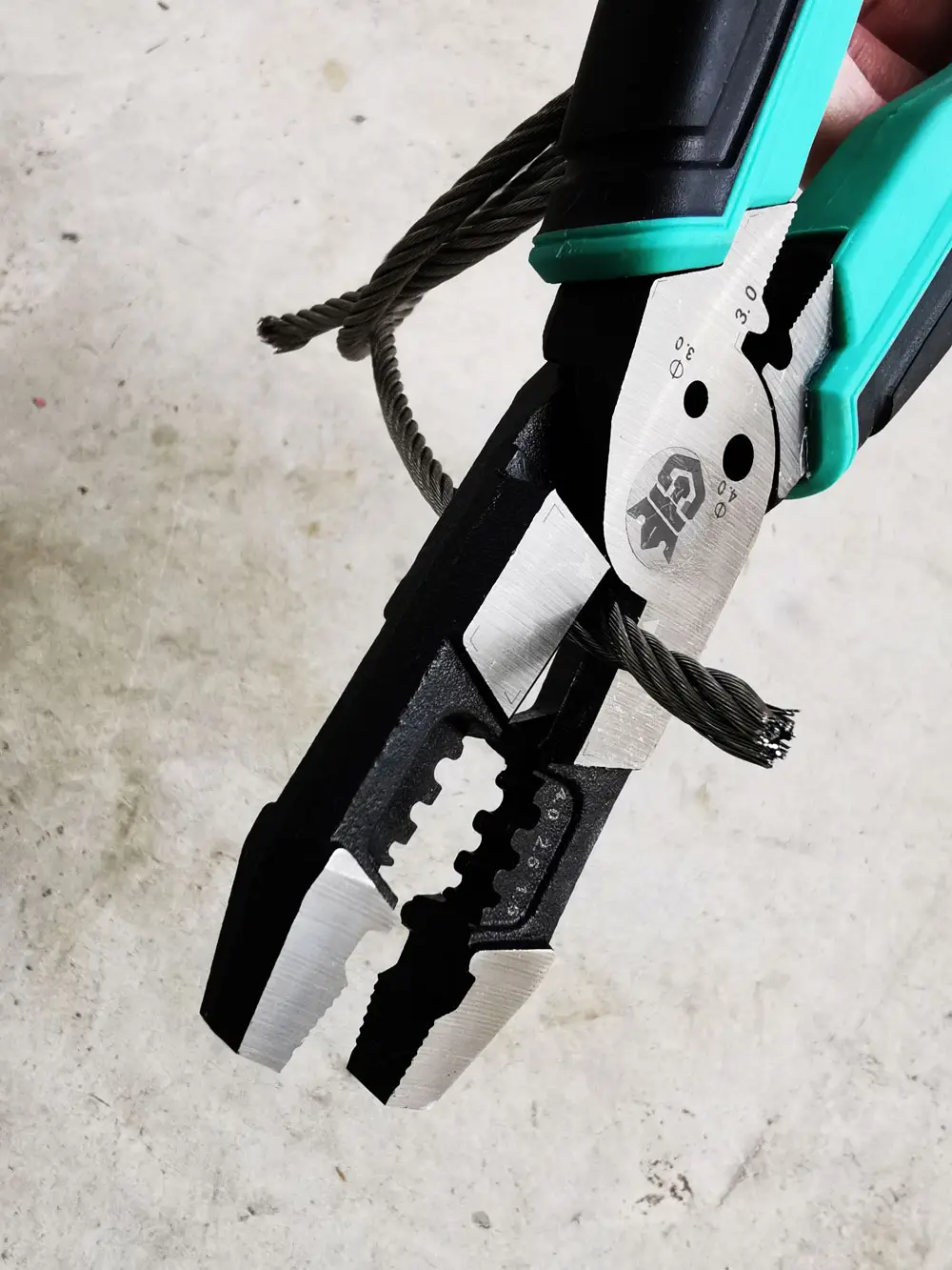 Electrical plier cutting steel wire rope. Heavy-duty, high leverage, OEM/ODM customization.