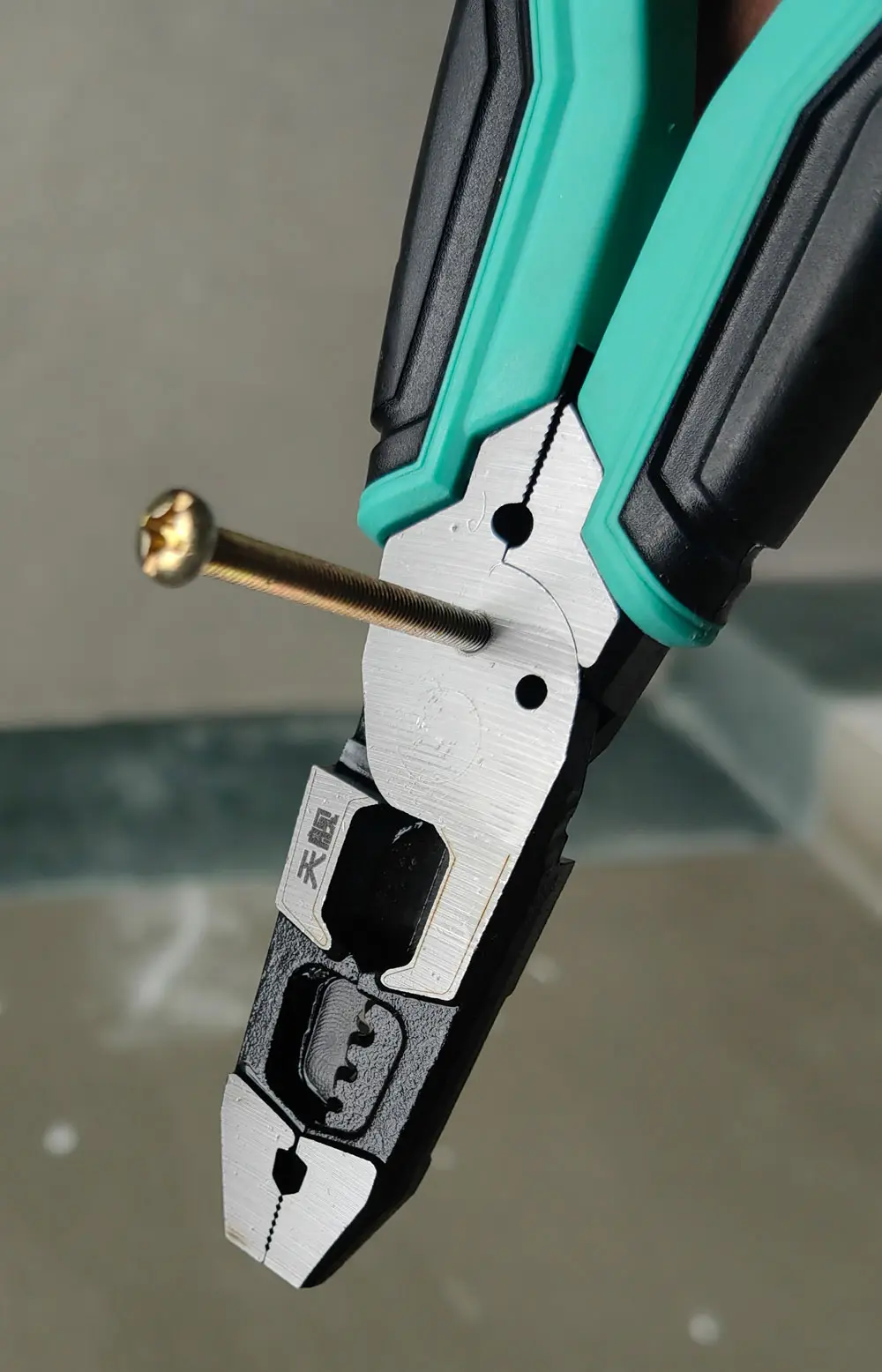 Multifunctional pliers bolt cutting function. Ideal for electricians. OEM/ODM orders welcome.