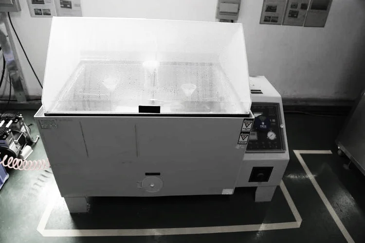 Teste de névoa salina para alicates de alta alavancagem. Resistência à corrosão, normas de qualidade OEM.